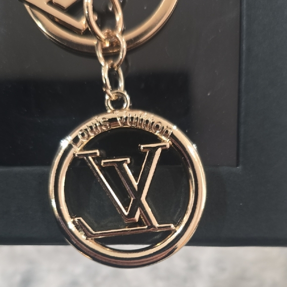 Elegant Gold Key Holder with LV Charm UPCYCLED LV ZIP TAG - Picture 3 of 4